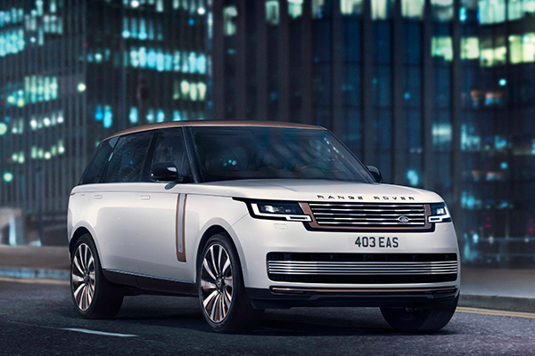 Model Land Rover Range Rover na ceste v noci